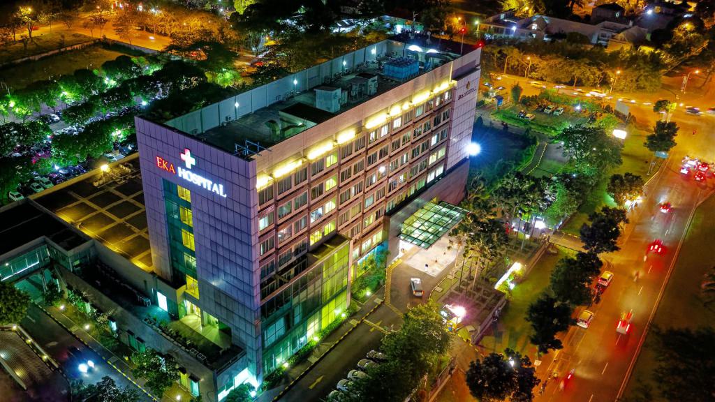 Krankenhaus Neben Fahrzeugpark Und Straße Bei Nacht