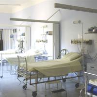 Weiße Krankenhausbetten