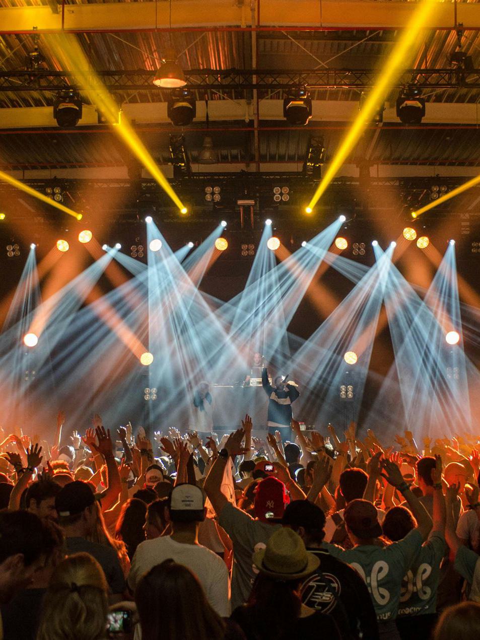 Gruppe Von Menschen Im Disco Haus