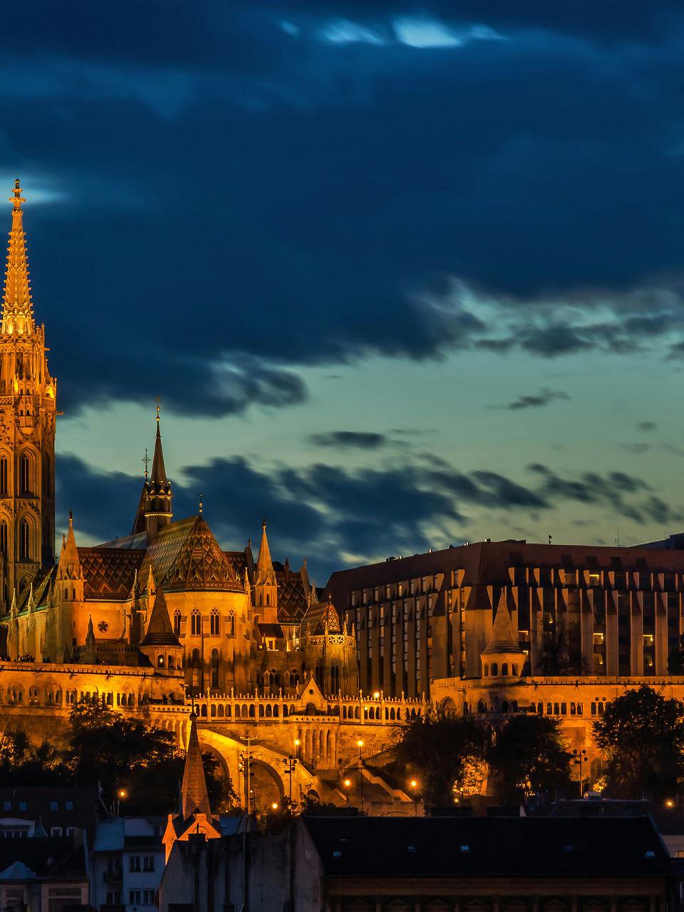 Graues Betongebäude Unter Grauem Und Weißem Bewölktem Himmel