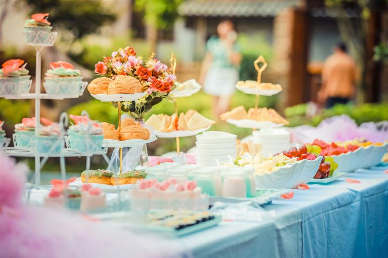 Verschiedene Desserts Auf Einem Tisch Mit Baby Blue Cover